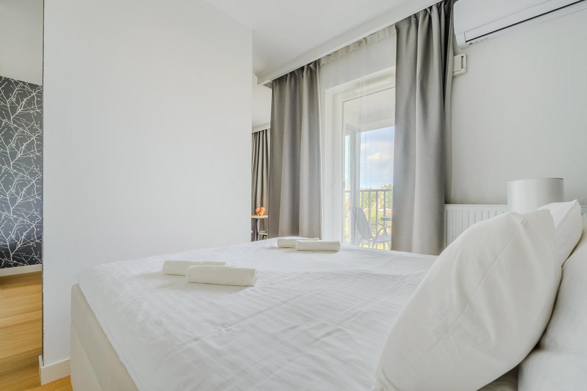 Cozy Family Apartments With Balcony Near Zlote Tarasy Warsaw Room photo